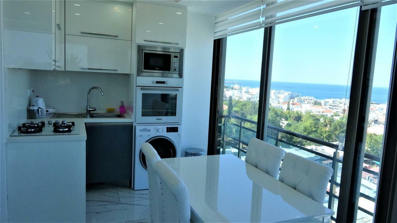 Aquamarine Luxury Residence ไคริเนีย ภายนอก รูปภาพ